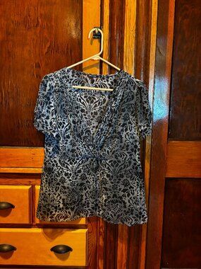 Daisy Fuentes Gray and Black Sheer Floral V-Neck Blouse Size Large